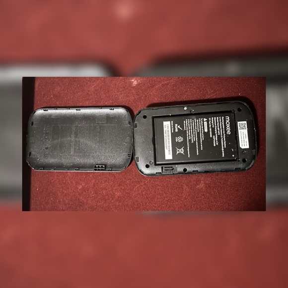 Moxee Straight Talk Prepaid 4G LTE Mobile Hotspot - Picture 5 of 7
